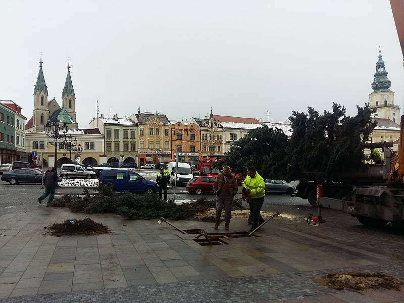 Radnice v Kroměříéži musela v pondělí 4. prosince vyměnit vánoční strom na náměstí: ten nový nakonec pochází z ulice Pod Barbořinou.