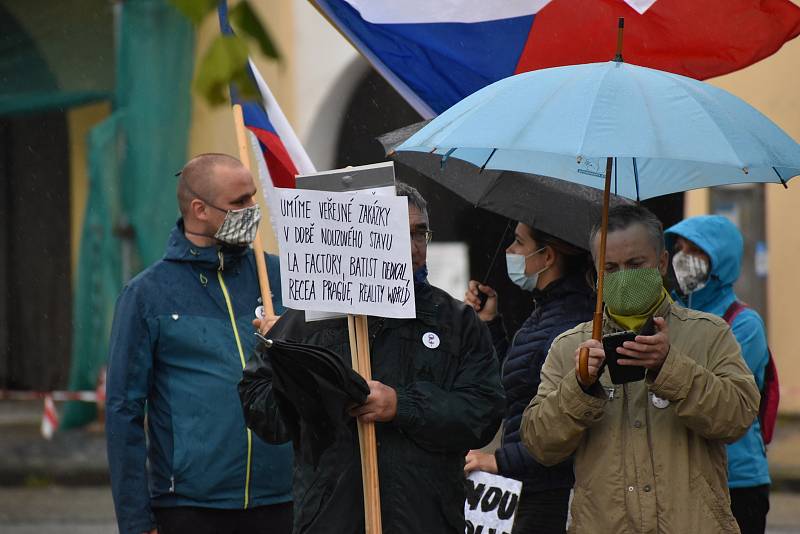 Demonstrace Milion chvilek pro demokracii na kroměřížském Velkém náměstí. 9.6.2020