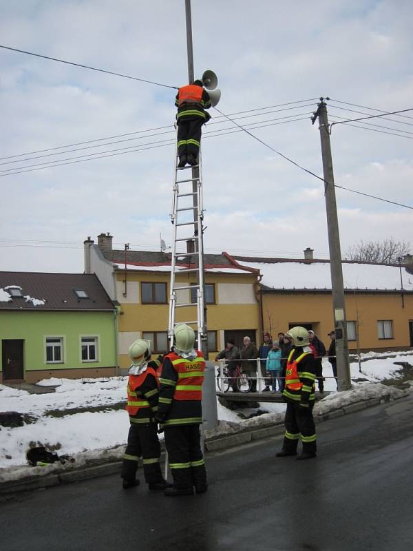 Osobní auto skončilo v potoce