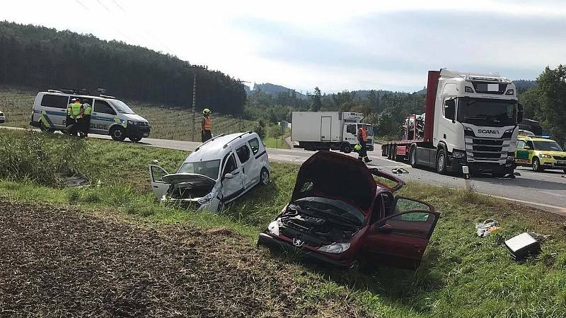 Dvě osobní auta a kamion dnes bourala na křižovatce ve Střílkách. Jedna žena nehodu nepřežila.