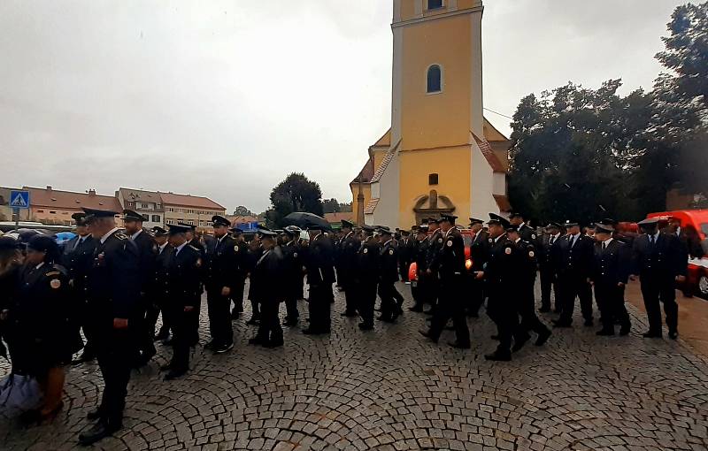 Pohřeb pětatřicetiletého Jaroslava Fily, dobrovolného hasiče z Koryčan na Kroměřížsku, který 15. září 2021 tragicky zahynul při výbuchu plynu v rodinném domě v Masarykově ulici v Koryčanech.