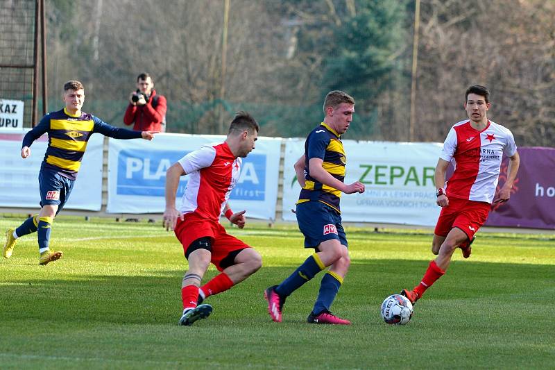 Fotbalisté Kroměříže (bíločervené dresy) ve 20. kole MSFL zdolali Frýdlant nad Ostravicí 3:2 a upevnili si vedoucí pozici.