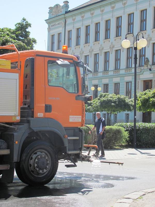 Kropící vůz Kroměřížských technických služeb zavlažuje ulice města Kroměříž. Práší se tak méně.