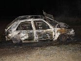 Požár v lese u Holešova zcela zničil osobní auto.
