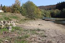 Současný stav vodní hladiny na rusavské přehradě je kritický.