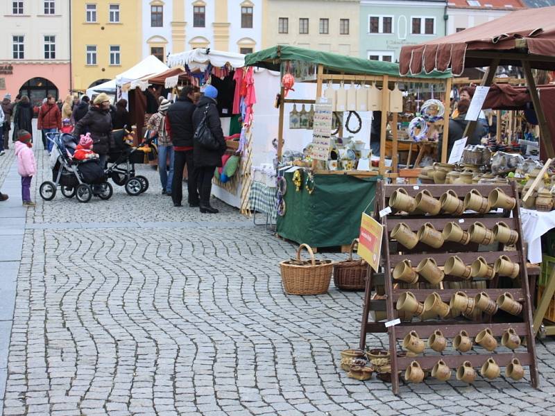 Poutní jarmark se koná od pátku do neděle na Kroměřížském Velkém Náměstí. Pestrá nabídka ruřně vyráběných nejenom velikonočních ozdob hýří všemi barvami.