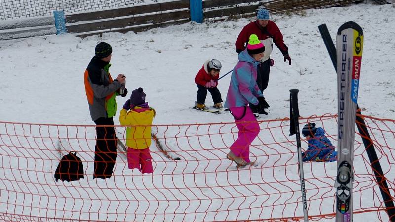 Ochlazení na přelomu roku pomohlo ski areálům v regionu, například na Stupavě se tak první víkend roku 2016 už lyžovalo.