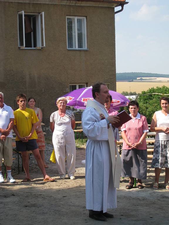 Ve čtvrtek 3. července 2008 posvětil Josef Vysloužil, farář ze Zborovic, nový byt pro nového kaplana ve Zdounkách. Zároveň vysvětil i zrekonstruované prostory fary.