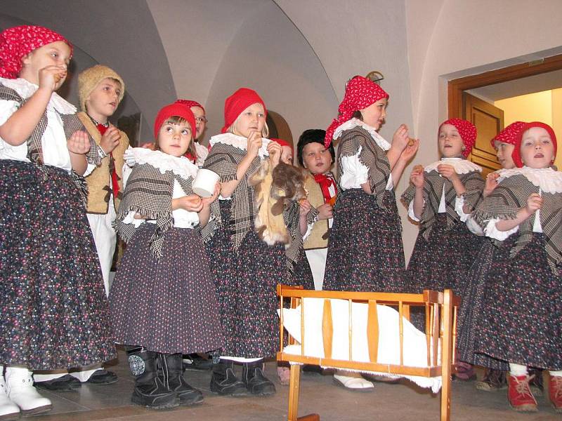 Děti z folklórního souboru Rozmarýnek při kroměřížské Základní škole Oskol přišly v pondělí 13. prosince zazpívat ke stromečku foyer kroměřížské radnice.