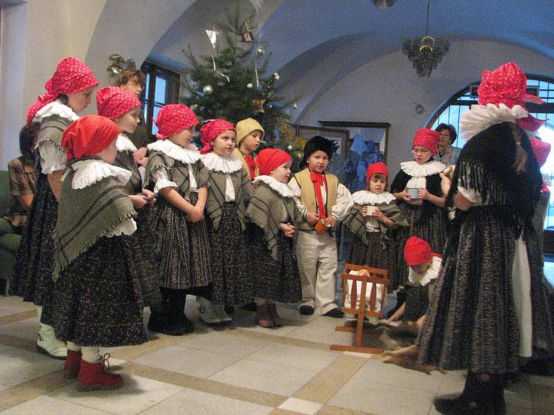 Děti z folklórního souboru Rozmarýnek při kroměřížské Základní škole Oskol přišly v pondělí 13. prosince zazpívat ke stromečku foyer kroměřížské radnice.