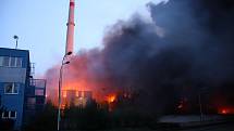 Obrovský požár likvidovali hasiči ve firmě Remiva v Chropyni v pátek 8. dubna 
