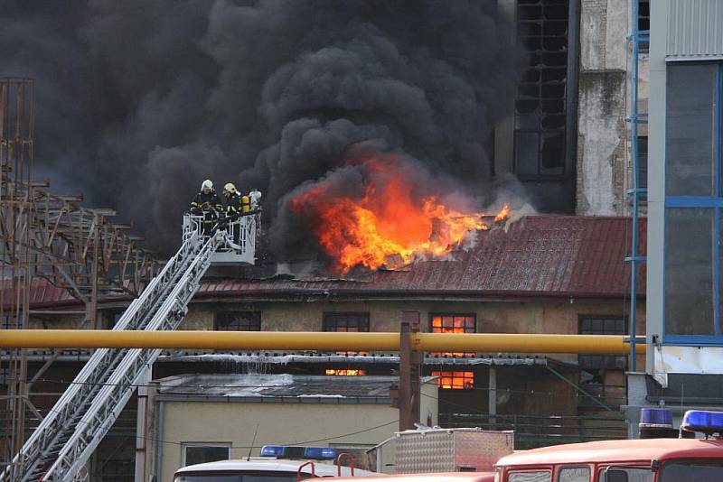 Obrovský požár likvidovali hasiči ve firmě Remiva v Chropyni v pátek 8. dubna 