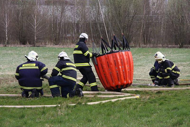 Obrovský požár likvidovali hasiči ve firmě Remiva v Chropyni v pátek 8. dubna 