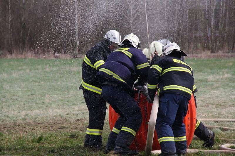 Obrovský požár likvidovali hasiči ve firmě Remiva v Chropyni v pátek 8. dubna 