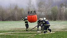 Obrovský požár likvidovali hasiči ve firmě Remiva v Chropyni v pátek 8. dubna 