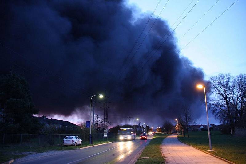 Obrovský požár likvidovali hasiči ve firmě Remiva v Chropyni v pátek 8. dubna 