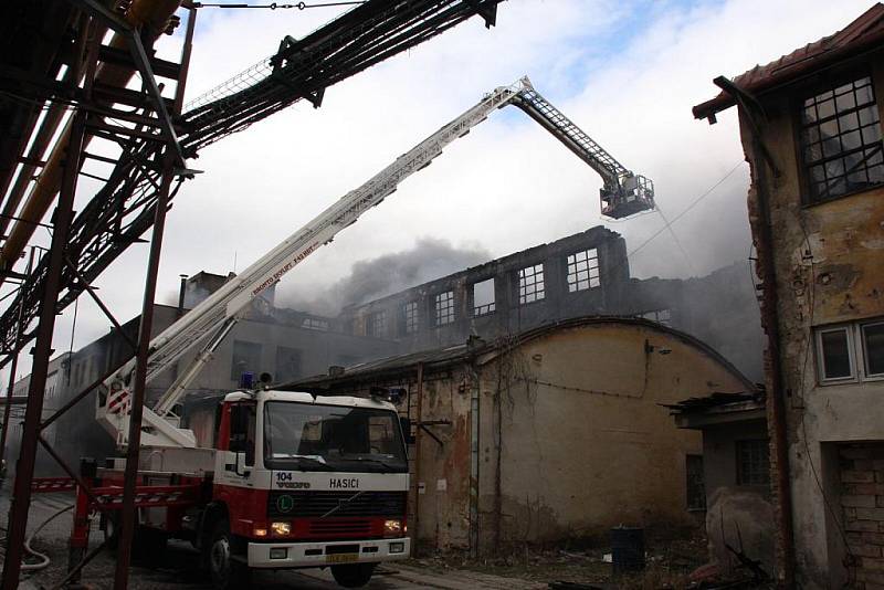 Obrovský požár likvidovali hasiči ve firmě Remiva v Chropyni v pátek 8. dubna 
