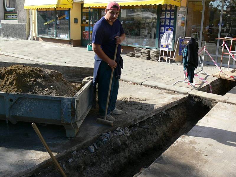 Výkopy a zátarasy.