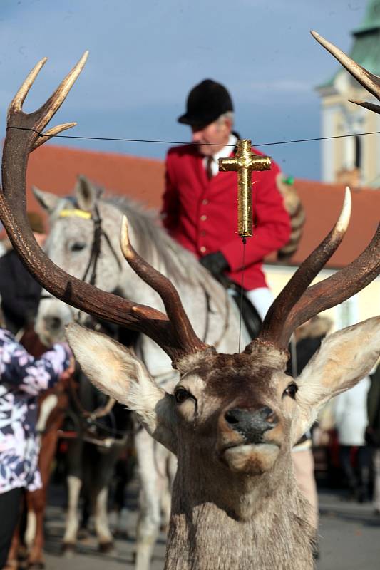 10. svatohubertský den v Holešově.Průvod myslivců , sokolníků a psovodů. Svatohubertská jízda.