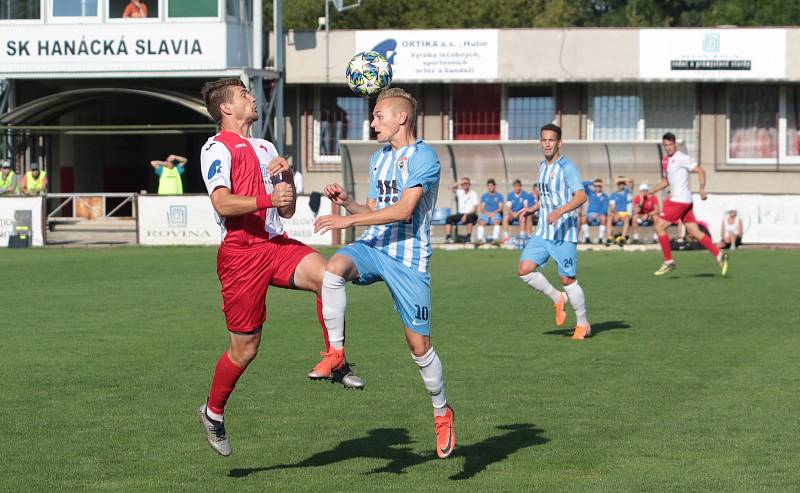 Fotbalisté Kroměříže (červenobílé dresy) prohráli v 1. kole MOL Cupu s druholigovými Vítkovicemi 2:3 na penalty.