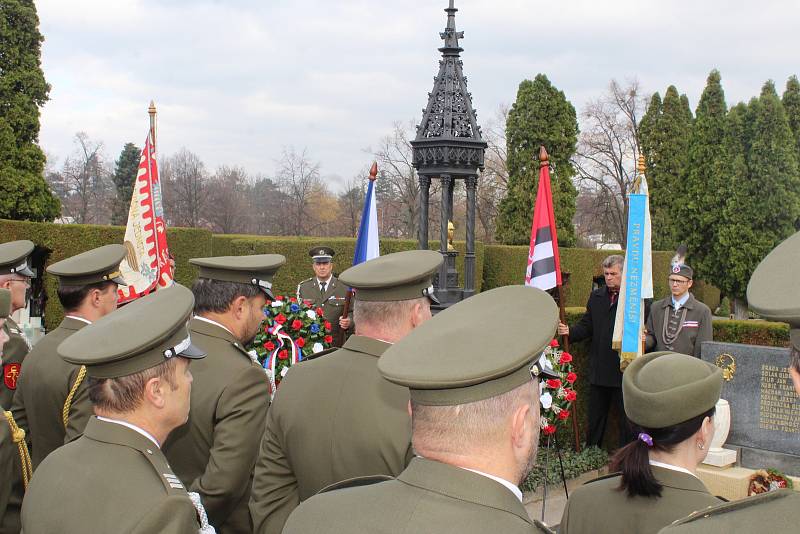 Plaketu za mimořádnou péči o válečné hroby převzalo z rukou Imricha Vetráka zastupujícího Ministerstvo obrany ČR město v roce, kdy si připomínáme sto let od ukončení I. světové války.