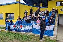 Fotbalisté Zborovic (modročerné dresy) prohráli v Buchlovicích 2:3 a nepotěšili věrné fanoušky. Foto: TJ Pilana Zborovice