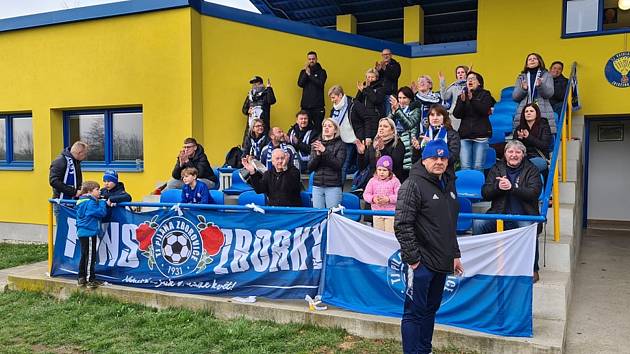 Fotbalisté Zborovic (modročerné dresy) prohráli v Buchlovicích 2:3 a nepotěšili věrné fanoušky. Foto: TJ Pilana Zborovice