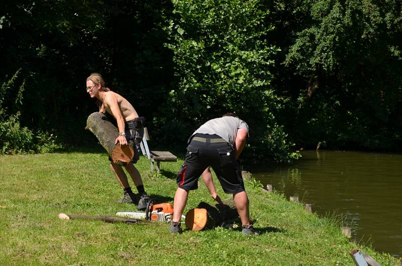 Hasiči v pilné spolupráci s rybáři odklízeli spadané stromy.