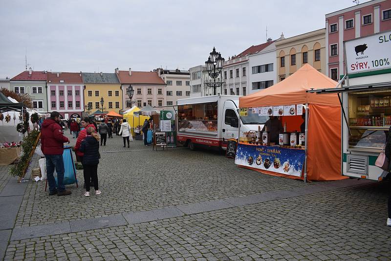 Adventní jarmark na Velkém náměstí v Kroměříži v pátek 25. listopadu.