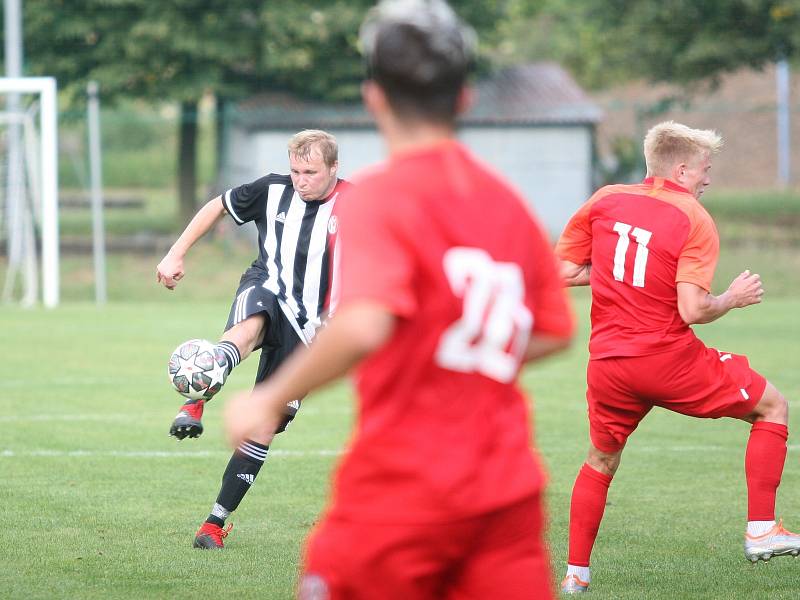 Divizní fotbalisté Holešova (v bílo-černém) doma v úvodním kole skupiny E vysoko podlehli rezervě Zbrojovky Brno 0:6.