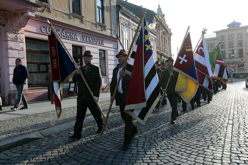 10. svatohubertský den v Holešově.Průvod myslivců , sokolníků a psovodů. Svatohubertská jízda.