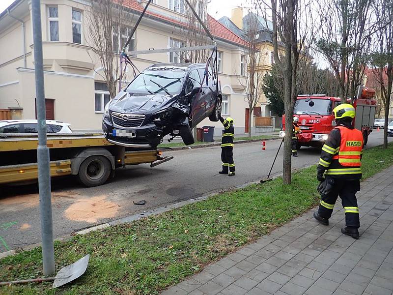 Bouračka dvou aut v Soudní ulici v Kroměříži - 27. 11. 2019