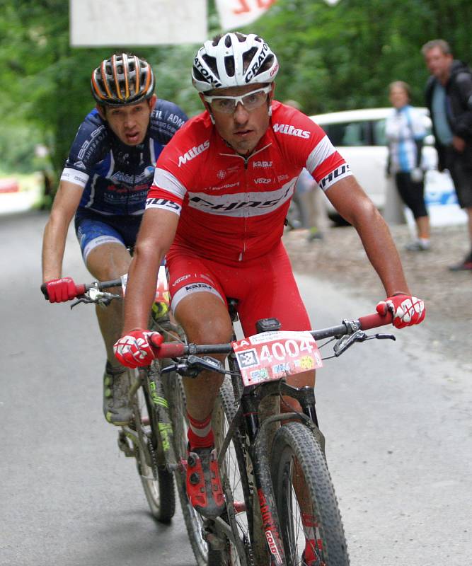 Cyklisté na bikemaratonu Drásal zdolávali valašské kopce i lesy, občas museli řešit i defekt. Dopravu řídili dobrovolníci i policie. V cíli se už cyklisté usmívali.