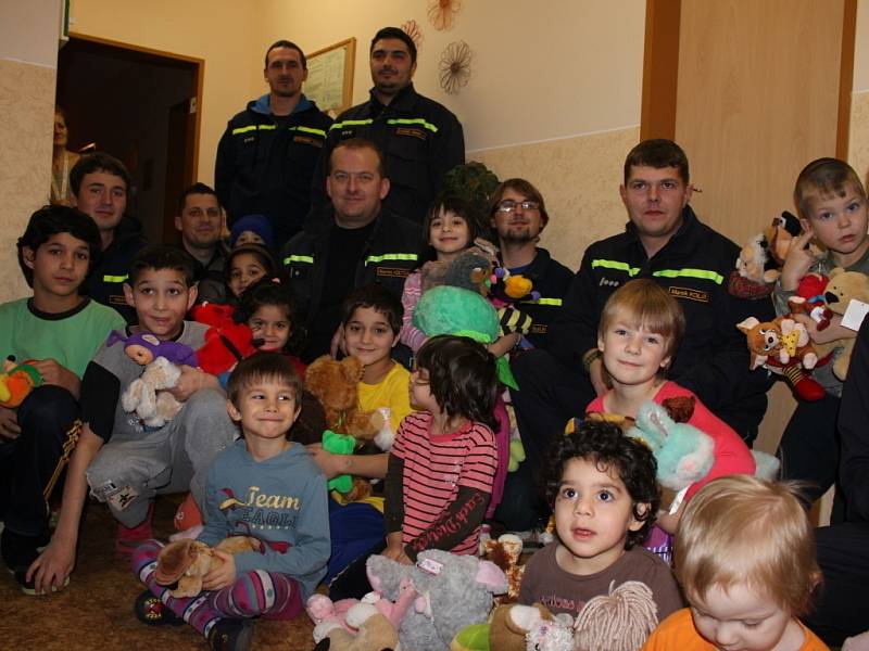 Dobrovolní hasiči z Morkovic se rozhodli v sobotu udělat radost dětem v Kroměřížském Klokánku. Přinesli jim plné pytle hraček. Děti měly z plyšáků velkou radost.