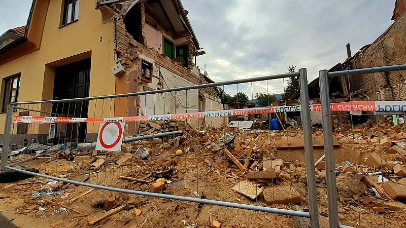 V Koryčanech na Kroměřížsku došlo k tragické explozi v rodinném domě. Na snímku místo den poté, ve čtvrtek 16. září 2021