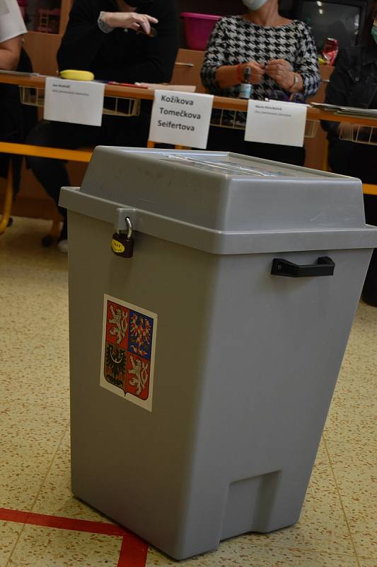 Volební okrsek 18 na ZŠ Slovan v Kroměříži
