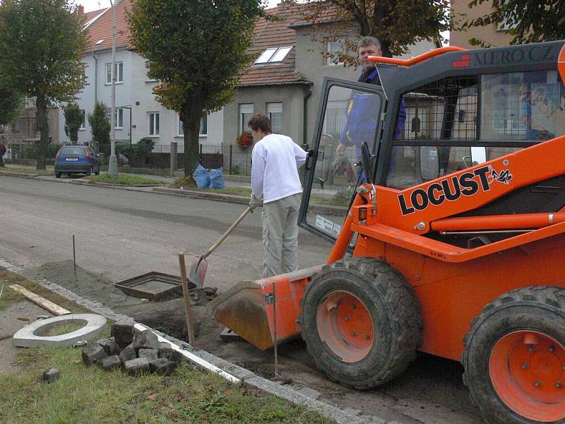 Od 17. října do 20. listopadu je kvůli opravě průtahu uzavřena ulice Kotojedská v Kroměříži. Objízdná trasa je vedena na Vážany.