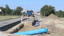 Bezpečnostní opatření nutná kvůli pracích na vozovce budou řidiče při průjezdu Kyselovicemi trápit až do konce listopadu.