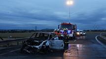 Řidička jela s prasklou pneumatikou na dálnici, auto začalo hořet