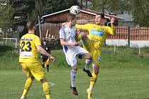 Fotbalisté Strání (žluté dresy) porazili v semifinále krajského poháru Zborovice až na penalty.