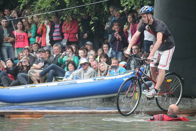 V areálu Holešovského zámku se o víkendu odehrál už čtvrtý ročník Holešovské regaty. Letos poprvé jakou dvoudenní festival. Kromě hudebních hvězd, nechyběla ani netradiční plavidla, přejezd vodní lávky na kole a spousta atrakcí pro děti.