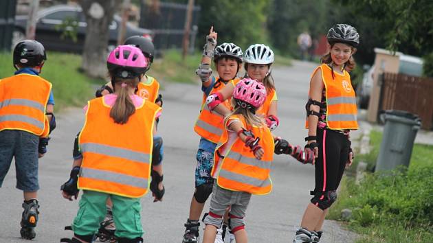 TyMy centrum pro děti uspořádalo tábor, na kterém mohly zlepšovat své schopnosti na bruslích, některé se tomu učily prvně v životě a pomáhali jim instruktoři sportovní školy.