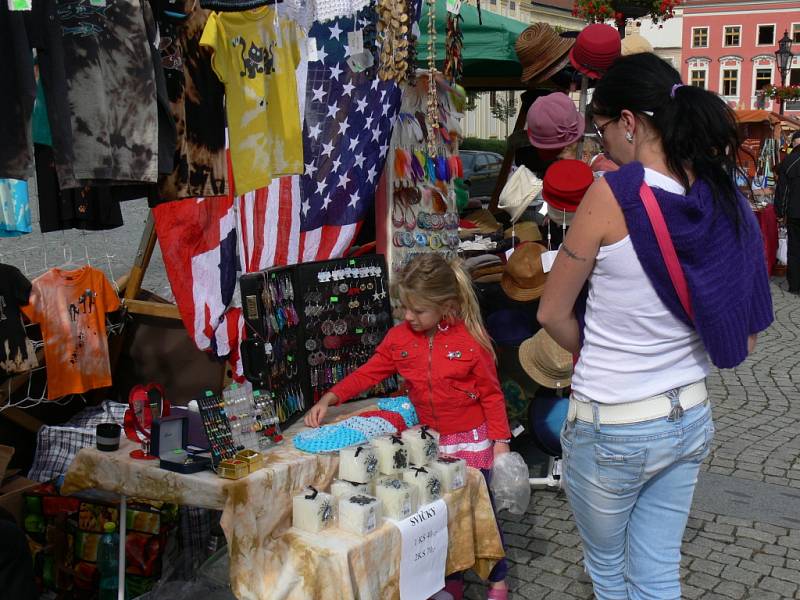 Dne 21. září se na Velkém náměstí v Kroměříži uskutečnil třetí ročník jarmaku ručních prací, šperků a bižuterie.