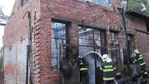 Požár v přístavku bývalé moštárny v Kostelci u Holešova způsobil ve čtvrtek 15.9. nájemník, který si chtěl uvařit kávu. Škoda dělá přes dvacet tisíc.