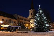 Vánoční strom na náměstí v Bystřici pod Hostýnem.