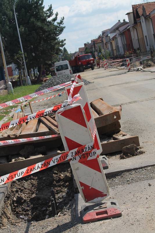 Řidiči musí počítat s tím, že až do 15. září neprojedou Nádražní ulicí v Kroměříži, opravují tu totiž chodníky.