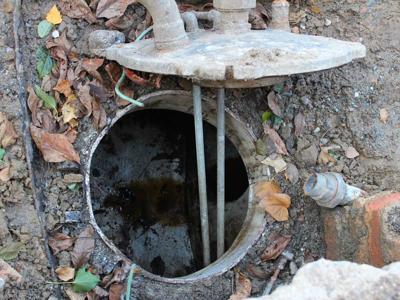 Do studny s pitnou vodou začala vtékat nafta ze zřejmě desítky let staré zakopané nádrži v zemi před jejich sousedním domem.