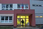 Dvě volební místnosti vedení hulínské radnice umístilo také do budovy tamní základní školy. Na příchozí voliče komise dlouho čekat nemusely.