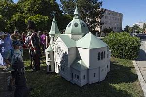 Model zničené synagogy je k vidění na kroměřížském Komenského náměstí.