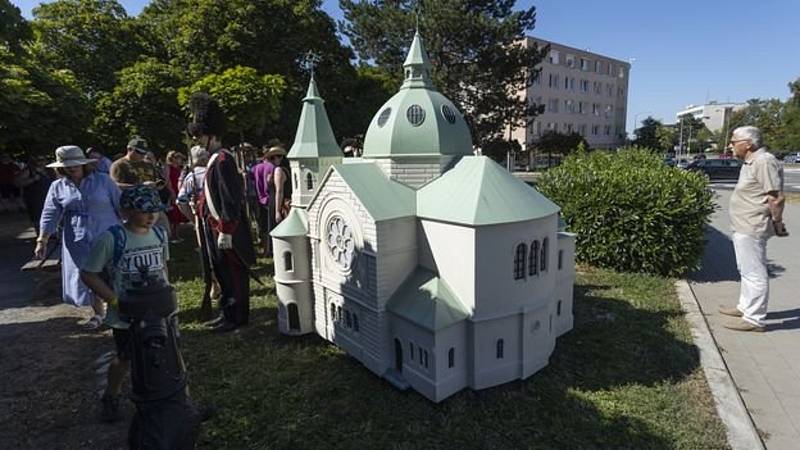 Model zničené synagogy je k vidění na kroměřížském Komenského náměstí.